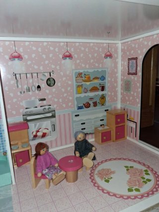 Casita de muñecas de madera
