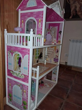 Casita de muñecas de madera