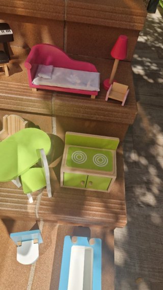 Casita de muñecas de madera