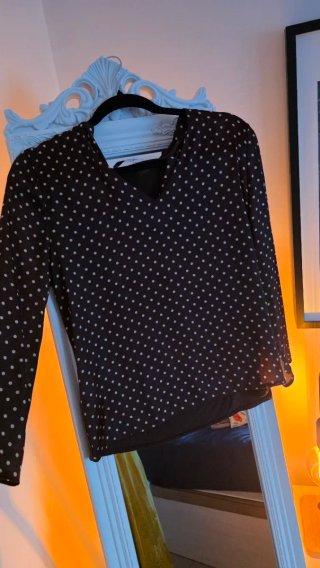 Blusa Mango lunares negra y blanca