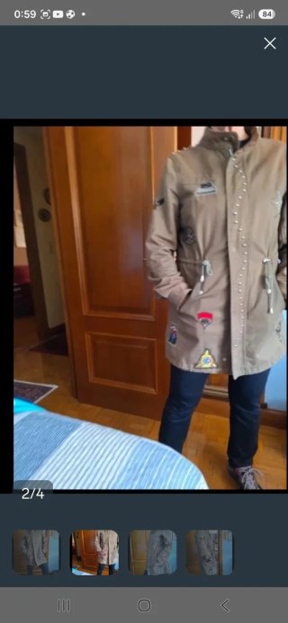 Parka beige con parches y tachuelas