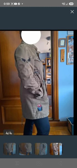 Parka beige con parches y tachuelas