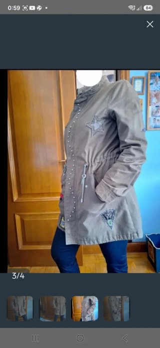 Parka beige con parches y tachuelas