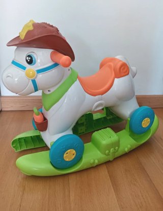 Caballo correpasillos y balancín Chicco