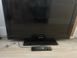 TV Sony Bravia Negra con Mando
