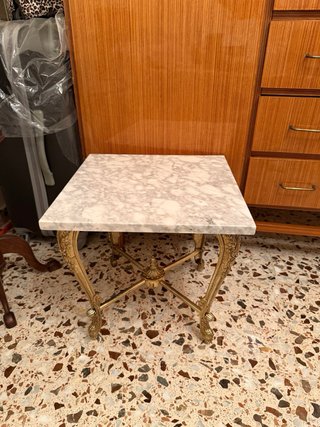 Mueble de madera con mesitas a juego