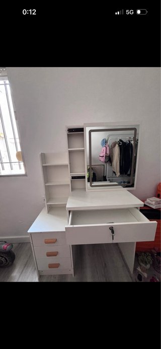 Tocador blanco con espejo y cajón