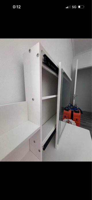 Tocador blanco con espejo y cajón