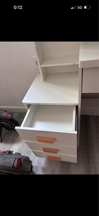Tocador blanco con espejo y cajón
