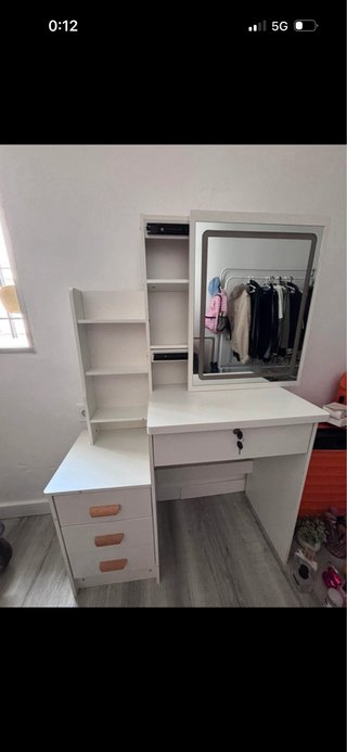 Tocador blanco con espejo y cajón