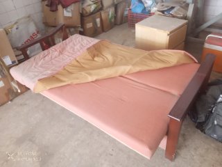 Sofá cama rosa y madera