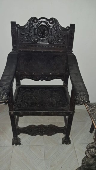 Sillón de madera tallada