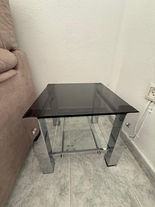 Mesa auxiliar cristal ahumado y metal plateado