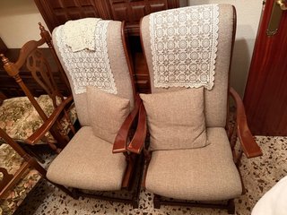 2 Mecedoras de madera y tela beige