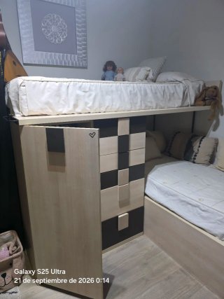 Litera con cajonera, armario y nido con escalera.