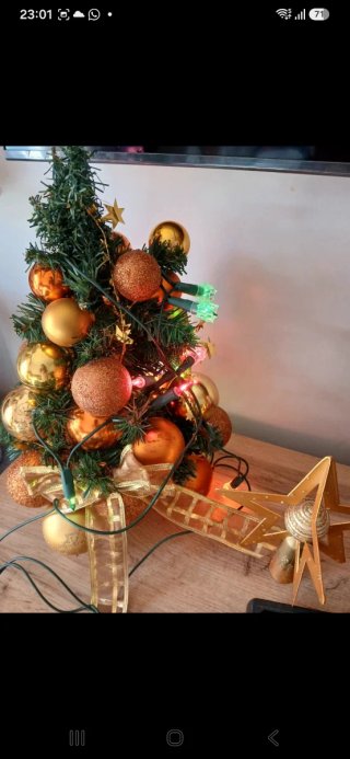 Árvore de Natal Dourada com Enfeites