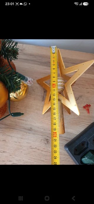 Árvore de Natal Dourada com Enfeites