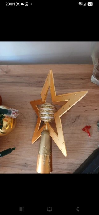 Árvore de Natal Dourada com Enfeites