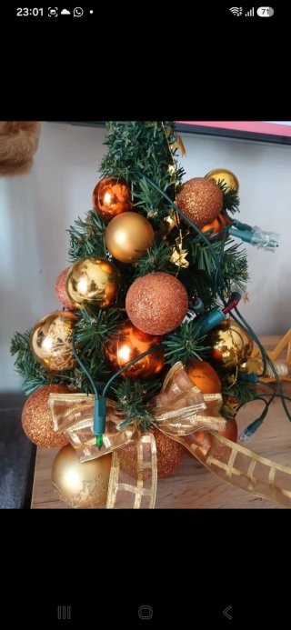 Árvore de Natal Dourada com Enfeites