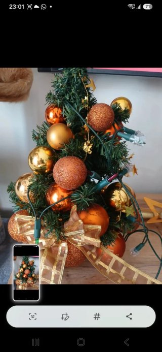 Árvore de Natal Dourada com Enfeites