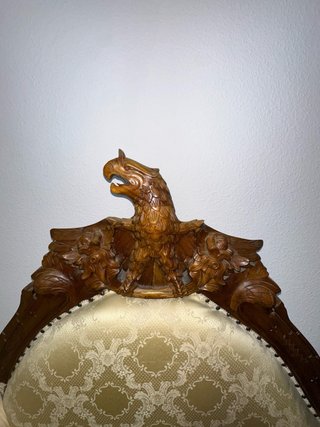 Diván clásico de madera tallada – pieza elegante.