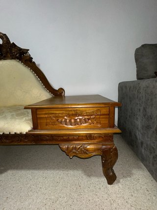 Diván clásico de madera tallada – pieza elegante.