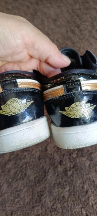 Zapatillas Jordan 1 Mid Negro y Dorado