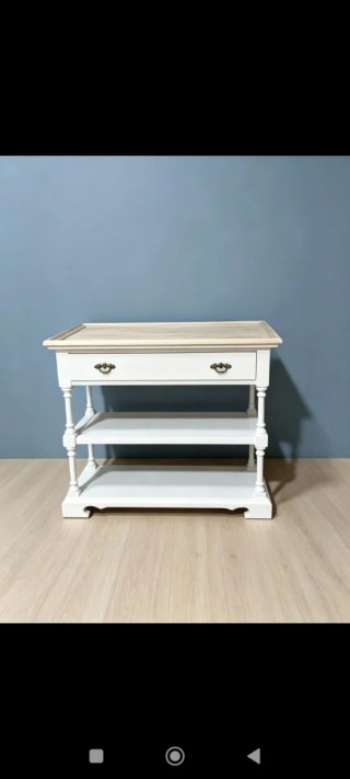 Mesa auxiliar de madera blanca
