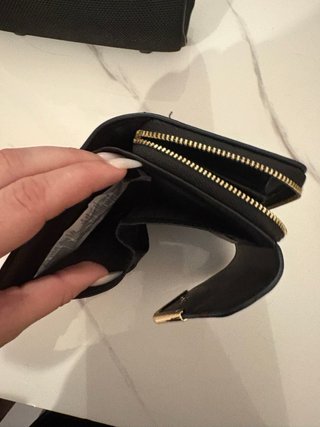 Monedero negro con detalle dorado