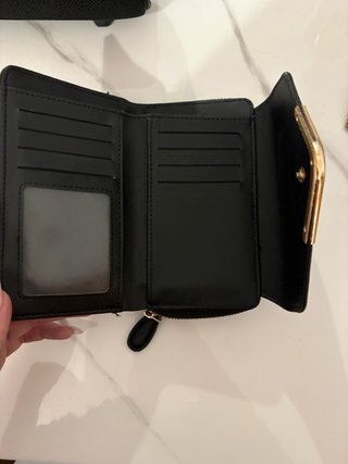 Monedero negro con detalle dorado