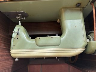 Maquina de coser.mueble incluido