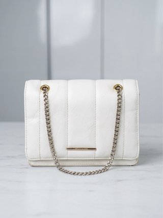 Bolso blanco acolchado con cadena