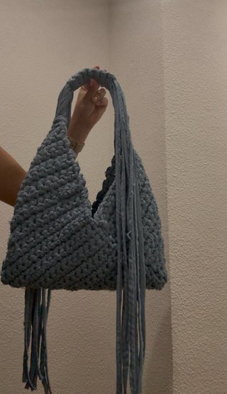 Bolso crochet azul tejido a mano.