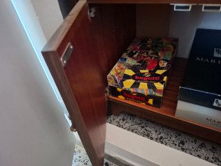 Cómoda de madera con cajones y puertas