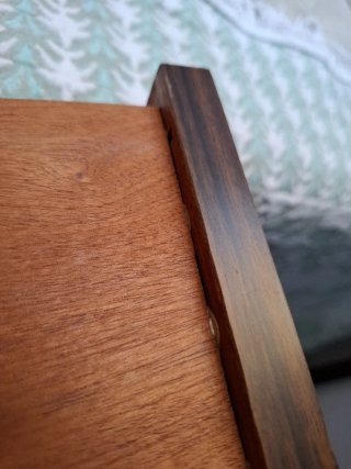 Cómoda de madera con cajones y puertas