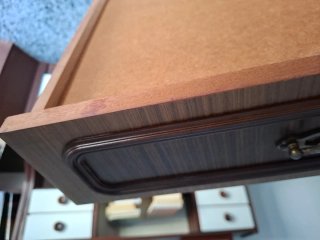 Cómoda de madera con cajones y puertas