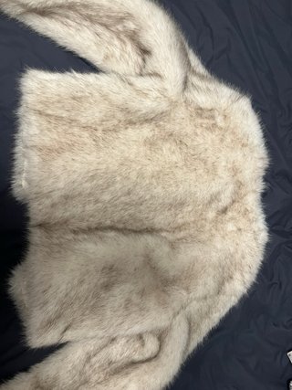 Abrigo de pelo sintético beige y marrón