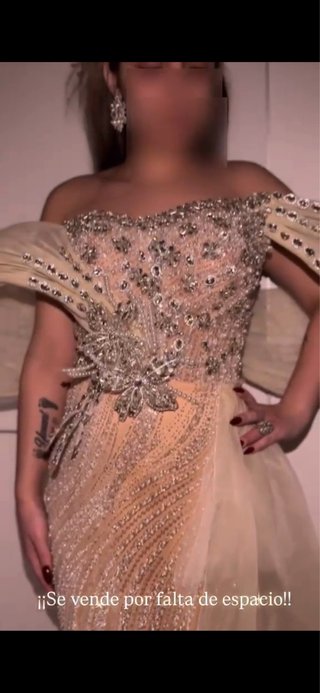 Vestido de fiesta beige y dorado