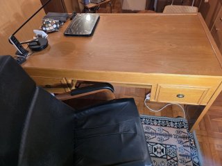 Escritorio de madera con cajones
