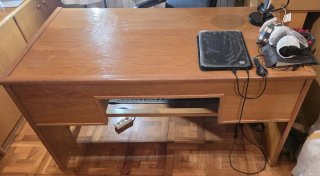 Escritorio de madera con cajones