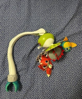 Móvil de cuna con juguetes