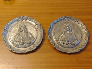 Coppia di piatti decorativi con il Sacro Cuore di Gesù. Incisi