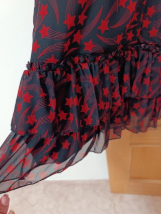 Vestido negro y rojo con estrellas