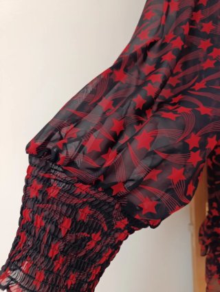 Vestido negro y rojo con estrellas