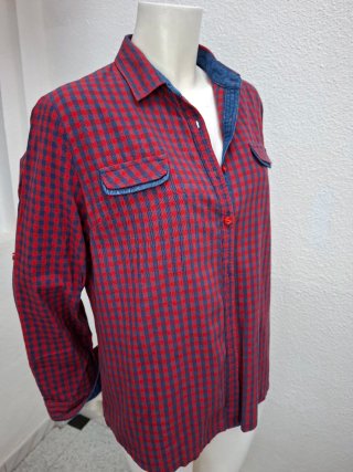 Camisa de cuadros azul y rojo