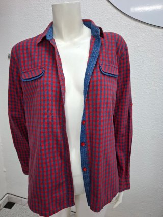 Camisa de cuadros azul y rojo