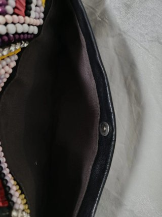 Bolso de cuero con pedrería