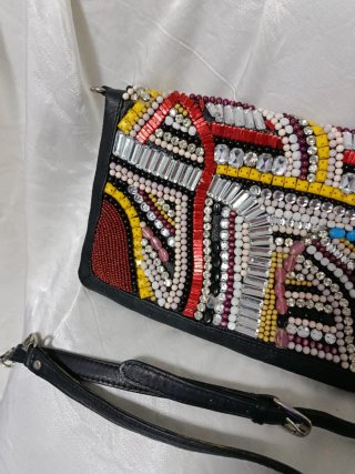 Bolso de cuero con pedrería
