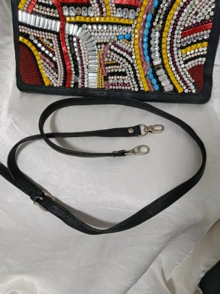 Bolso de cuero con pedrería