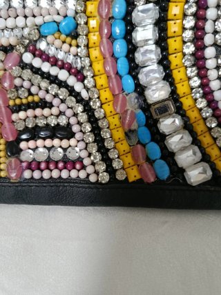 Bolso de cuero con pedrería